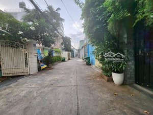 bán nhà nát hxh nguyễn thị thập . q7. dt 5.5m x 30m. phù hợp xây chdv . khoảng 90tr/m2