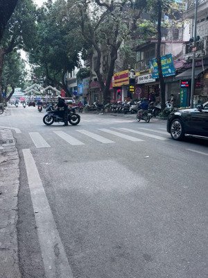 bán nhà mặt phố lò đúc 43 m2 - 26,8 tỷ - vị trí trung tâm hai bà trưng - vỉa hè rộng kinh doanh