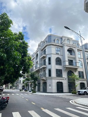 chủ cần thu hồi vốn bán gấp biệt thự royal river city 80 hạ lý