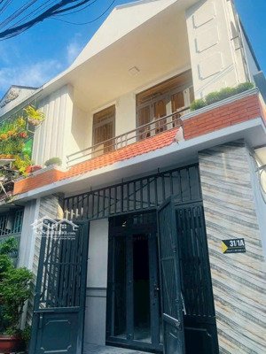 nhỉnh 2ty có nhà đẹp 2mt 5x10 đúc 1 lầu 2pn giữ shr hẻm 4m ht13 gần chợ, ubnd và xe bus hiệp thành