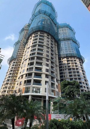 chính chủ chuyển nhượng căn hộ 76 - 82m2 the queen giá 90tr/1m2