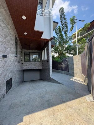 nhà đường hai bà trưng diện tích: 10x20m hầm 4 tầng cho thuê