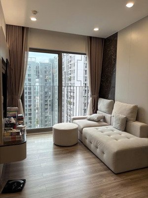 cho thuê căn full nội thất. view hồ bơi chill chill. chỉ 10 triệu. đang trống. lh 