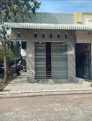 chỉ 1tỷ050 có ngay 1kiot và 4 phòng cho thuê ngay kcn mỹ phước 3 shr, full thổ cư phường thới hoà.