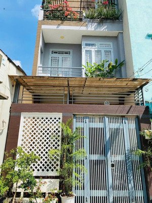 bán rẻ nhà đẹp 3 tầng ngay đh ngân hàng - 55m2 ngang 4.4m. giá chỉ 5 tỷ. hẻm xe hơi ra vô thoải mái