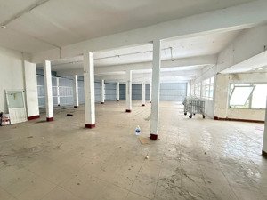 cho thuê 10.000m2 văn phòng + kho quận 10. gần khu chợ thuốc