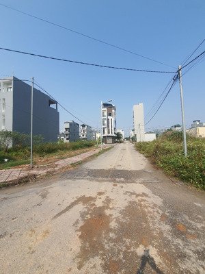 chỉ 7,tỷ lô dịch vụ lại yên!
-diện tích 50,3,m
_ cách 50,m ra đường 40,m nối 3.5 và trịnh văn bô