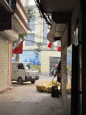 phố nguyễn thị định. dt 44m2 5 tầng 15 tỷ. 15m ra mặt phố. thông trần duy hưng. sổ a4