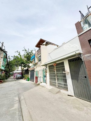 nhanh tay mới kịp - nhà 2 tầng btct - 4m * 16m - ngay aeon mall, vài trăm mét ra mt tên lửa - nh