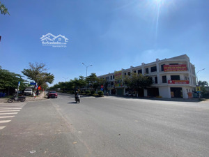 siêu phẩm trung tâm phù khê mảnh đất 100m2 + nhà 3 tầng xây thô đường 40m, giá tốt nhất phân khúc