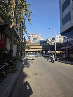 cc cần bán nhà mặt ngõ vỉa hè ô tô tránh nguyễn xiển dt 65m2 5 tầng mt 5m, giá 33 tỷ. lh 