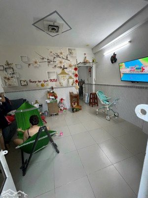 nhà(4,4*10,5m) ở tám danh phường 4 quận 8. shr hoàn công đủ, gần chợ phạm thế hiển, lh 