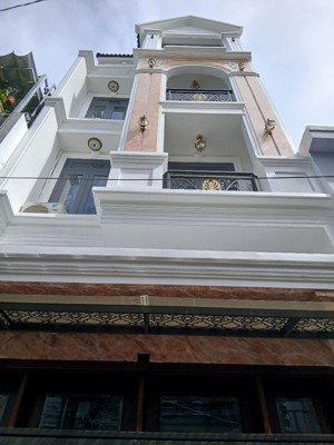 nhà hxh 4 tầng xây ở kiến trúc tân cổ điển đường phạm văn chiêu