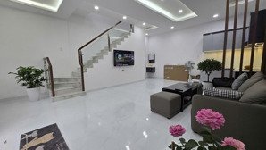 nhà mới đẹp 2 tầng dọn vào ở ngay. ngang 5.5m rộng thoáng, trang bị đầy đủ nội thất