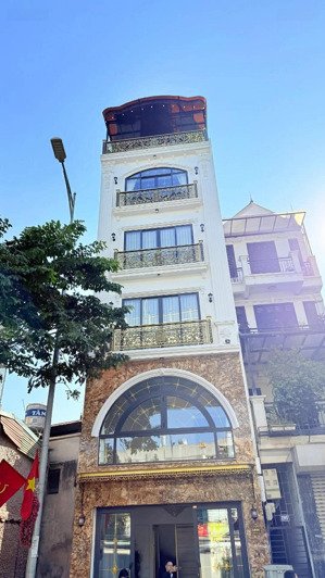 bán mặt phố đại la 7 tầng thông sàn thang máy, vỉa hè đá bóng, nở hậu. 40m2, mt 5m, giá:30.x đ. vip