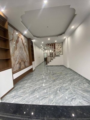 bán nhà thuỵ khuê, 37m2, 9.8 tỷ, chủ gửi bán gấp, cần tiền về quê - giá thương lượng sâu.