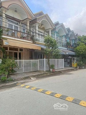 nhà lầu trệt bình hoà giáp ranh bình chiểu thủ đức, giá nhỉnh 4 tỷ sẵn sổ