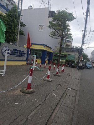 nhà q7 cách trường đại học marketing 100m ,xe hơi đổ cửa.