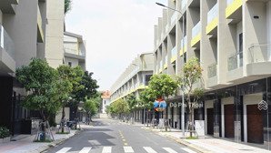 bán nhà phố thương mại 1 trệt 2 lầu 1 sân thượng. ngay làng đh qg tphcm, cạnh trung tâm thương mại