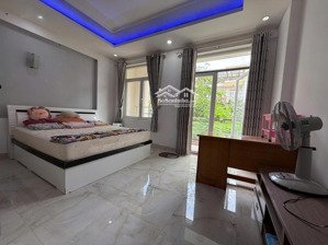 phòng cực rộng ban công tách bếp full nội thất