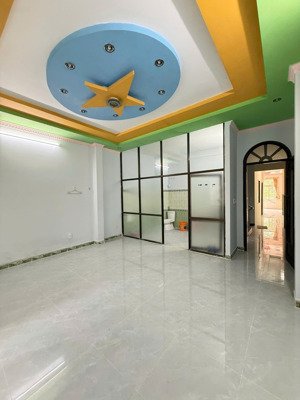 cần bán gấp nhà 3 tầng, 6pn mt phùng tá chu, giá đầu tư siêu tốt