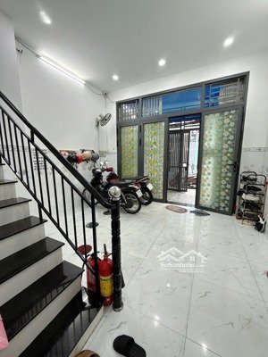 bán chdv vạn kiếp-phan xích long-4 tầng 6p6wc dòng tiền 30tr/th mà giá chỉ 7.95 tỷ