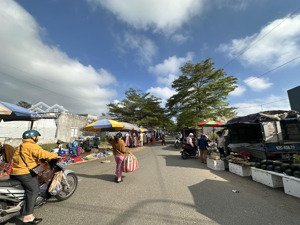 chính chủ bán gấp lô đất - trục đường kinh doanh phố chợ - cách biển chỉ 800m - giá chỉ 2.x tỷ