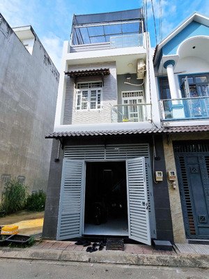 nhà 1 trệt 2 lầu 3pn, hẻm 6m thông, ko ngập, vị trí trung tâm phường, chủ thiện chí bán.