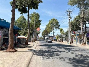 chính chủ gửi đất 10x30 mặt tiền chợ hoà long- bà rịa - dt 300m2 giá 6tỷ9