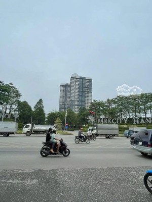 nhà đẹp gần phố - ô tô 7 chỗ đỗ cửa - 30m ra phố lê trọng tấn - 200m ra park city - gần chợ trường