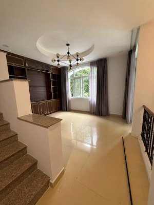 cho thuê biệt thự giá rẻ nhất khu compound phú mỹ hưng, 162m2, chỉ 35 triệu/tháng. phù hợp ở làm vp