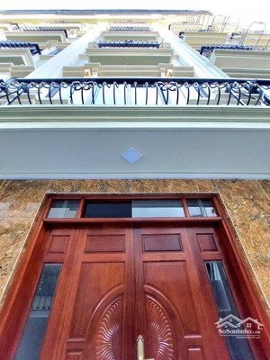 bán nhà phạm văn đồng - thang máy- cách ô tô tránh 20m - 5 tầng 7 phòng tối ưu làm ccmn