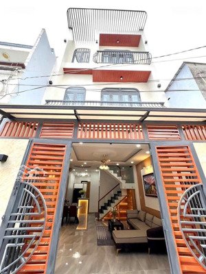 cần tiền bán gấp căn đường trần phú, p. 3, quận 5. giá 3tỷ560 đang có hợp đồng thuê 19 triệu/tháng