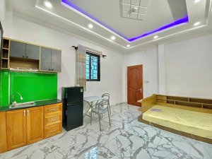 phòng full nội thất mới 100% thang máy phú nhuận