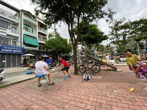 nhà 4 tầng đẹp ở liền đối diện công viên phước bình. dt 68m2 ngang 4 hoàn công đủ. gần global city