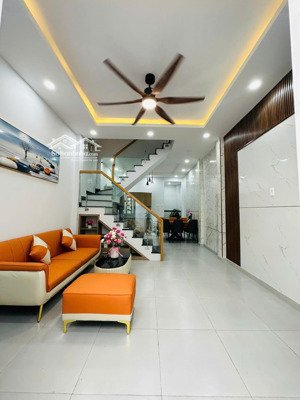 bán nhà đẹp tân bình sát mặt tiền phạm văn bạch full nội thất giá chỉ 4.65 tỷ. mr phong 