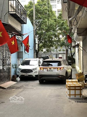 ngon bổ rẻ: trục chính - kinh doanh sầm uất - ô tô tránh nhau