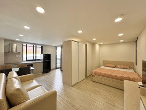 căn hộ tách bếp, ban công lớn - nhà mới, nội thất xịn - gần quận 1, phú nhuận - đầy đủ tiện ích