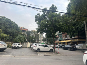 bán nhà lô góc xuân la 300m2. giá 140 tỷ. các mặt võ chí công 10m