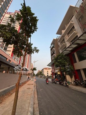 chính chủ gửi bán liền kề đối diện chung cư khai sơn city 100m2, mt 6.2m. lh 