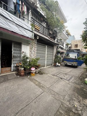 bà hom quận 6 sát quận 5-dt 385m2 ngang 10,9m. chỉ 67tr/m2. hẻm 5m xe tải