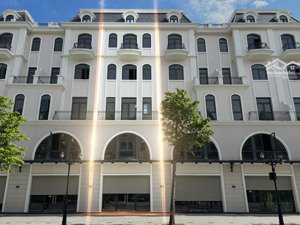 shophouse sao biển 2 mặt tiền rộng,xây 6 tầng,đường lớn, đường ra vào của 35 tòa chung cư đã mở bán