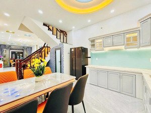 chính chủ 3 tỷ 680 kha vạn cân ngộp tiền bán trong tháng sẵn hd thuê 15 triệu/tháng ngay ubnd tthc