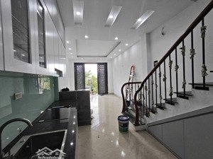 nhà 5 tầng mới đẹp dt 32m2,mt 4.6. giá chào kịch sàn 5.9 tỉ. gía thật,ảnh thật,người thật