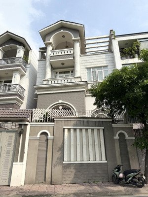 biệt thự đẳng cấp - mặt tiền trường sa - ngay khu ẩm thực san francis long - 2 mặt tiền xe hơi đậu