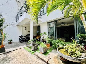 không gian sống tuyệt vời ngay trung tâm phú nhuận - biệt thự 160m2 - xe hơi ngủ trong nhà