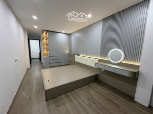 bán nhà giang biên: 36m, 4 tầng 4,6tỷ: nhà mới , giá như chung cư, hộ khảu việt hưng