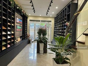 bán nhà ngọc khánh, 62.5m2, mặt tiền 4.5m. giá 18 tỷ. vị trí kinh doanh.