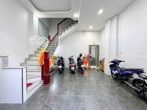 bán gấp chdv quận 7 hẻm ô tô thu nhập 30tr/tháng