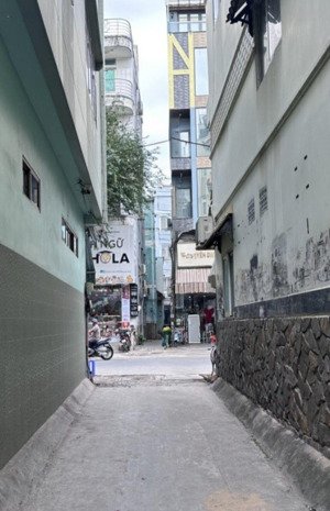 nhà đẹp phan văn trị, p.2, q.5, sát mặt tiền, dt: 4,5 x 7m, hai lầu, giá 5 tỷ 86.